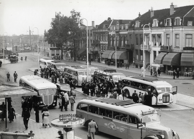 97403 Afbeelding van het Stationsplein te Utrecht waar ingelaste autobussen klaar staan om de passagiers uit de, ...